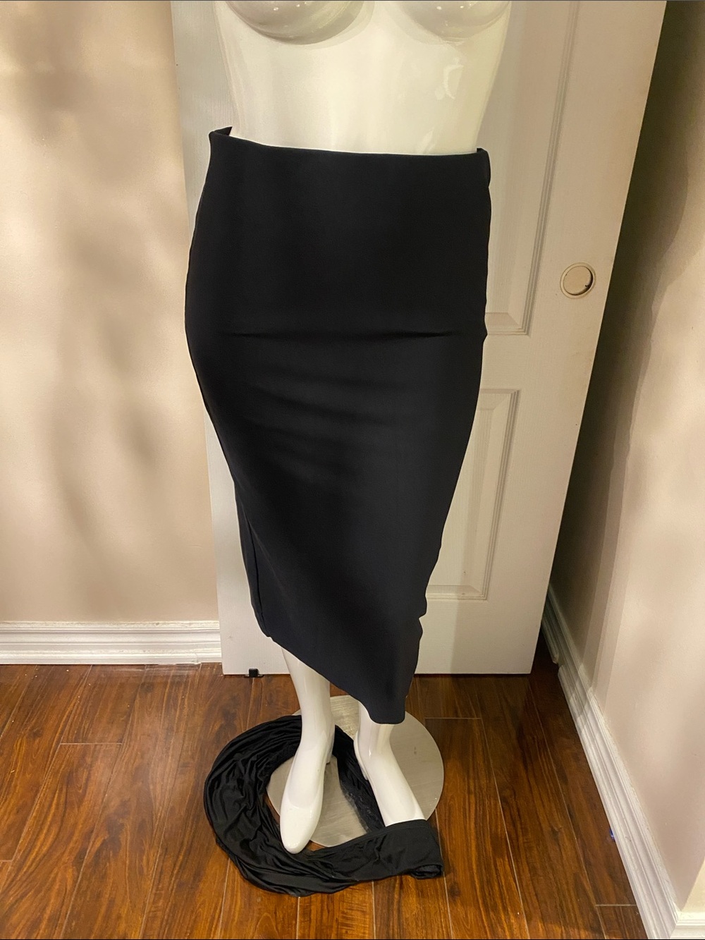 Sonia Benezra Classic Black Midi Pencil Skirt - Sleek High-Waist Design